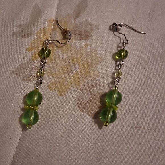 PRETTY BEADED GREEN EARRINGS - Picture 1 of 1